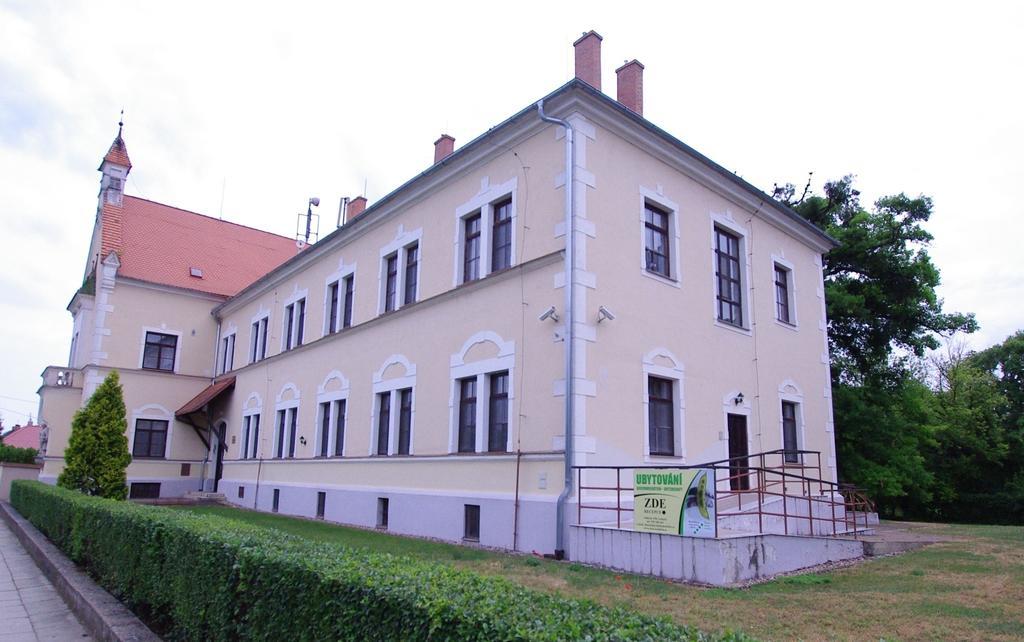 Hotel Koleje Zamecek à Lednice Extérieur photo