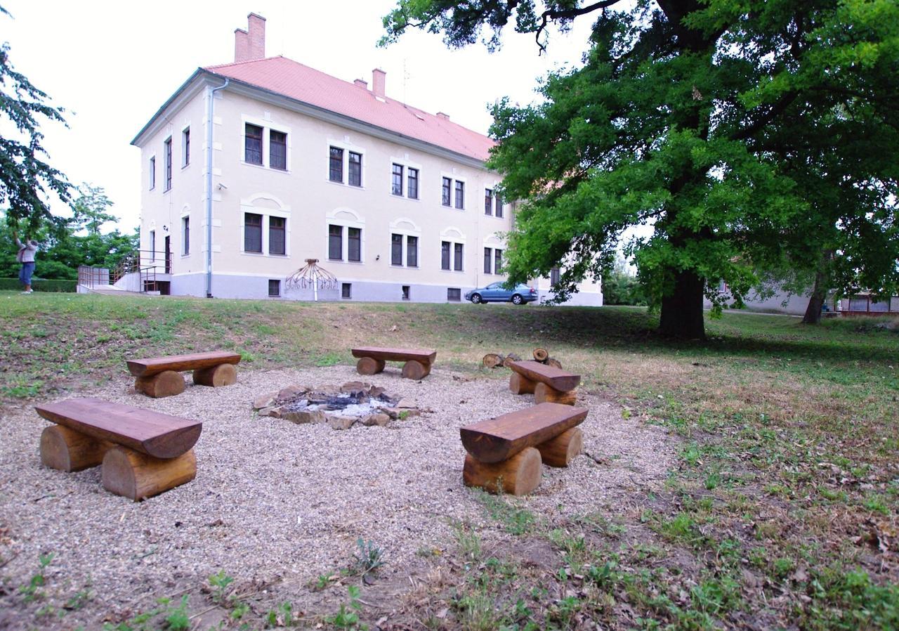 Hotel Koleje Zamecek à Lednice Extérieur photo